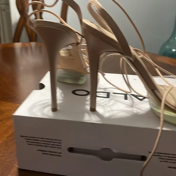 Like brand new. Only worn once - Picture 4 of 5